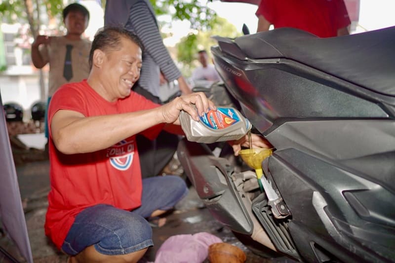 Mekanik mengganti oli motor Federal Oil