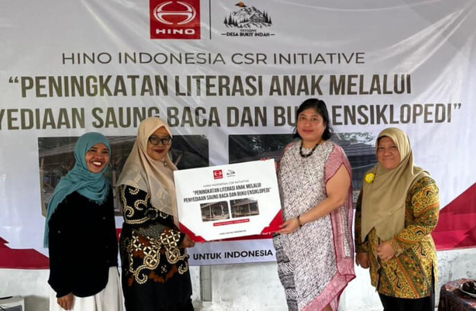 CSR Hino Pembangunan Saung Baca