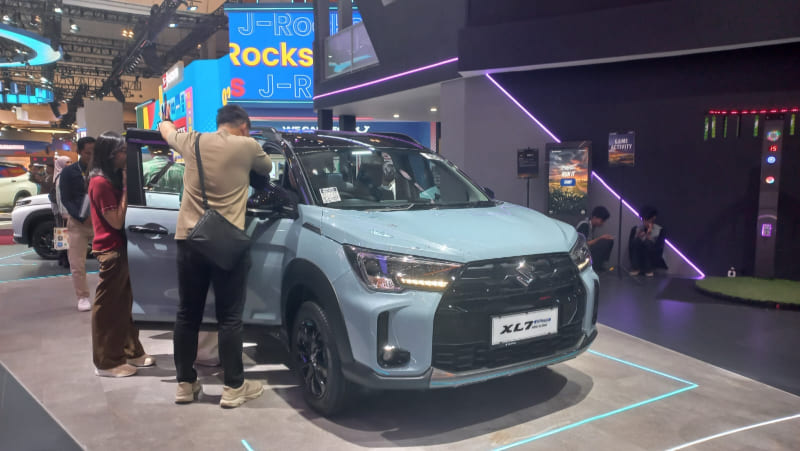 Suzuki XL7 New Alpha Ice Greyish Blue